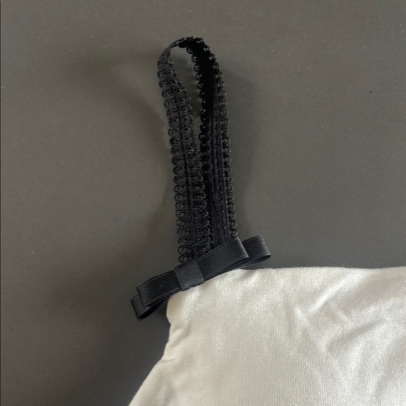 🎁OGL Off-White Fitted Camisole with Black Bow Accent Straps🎁 - Picture 2 of 7